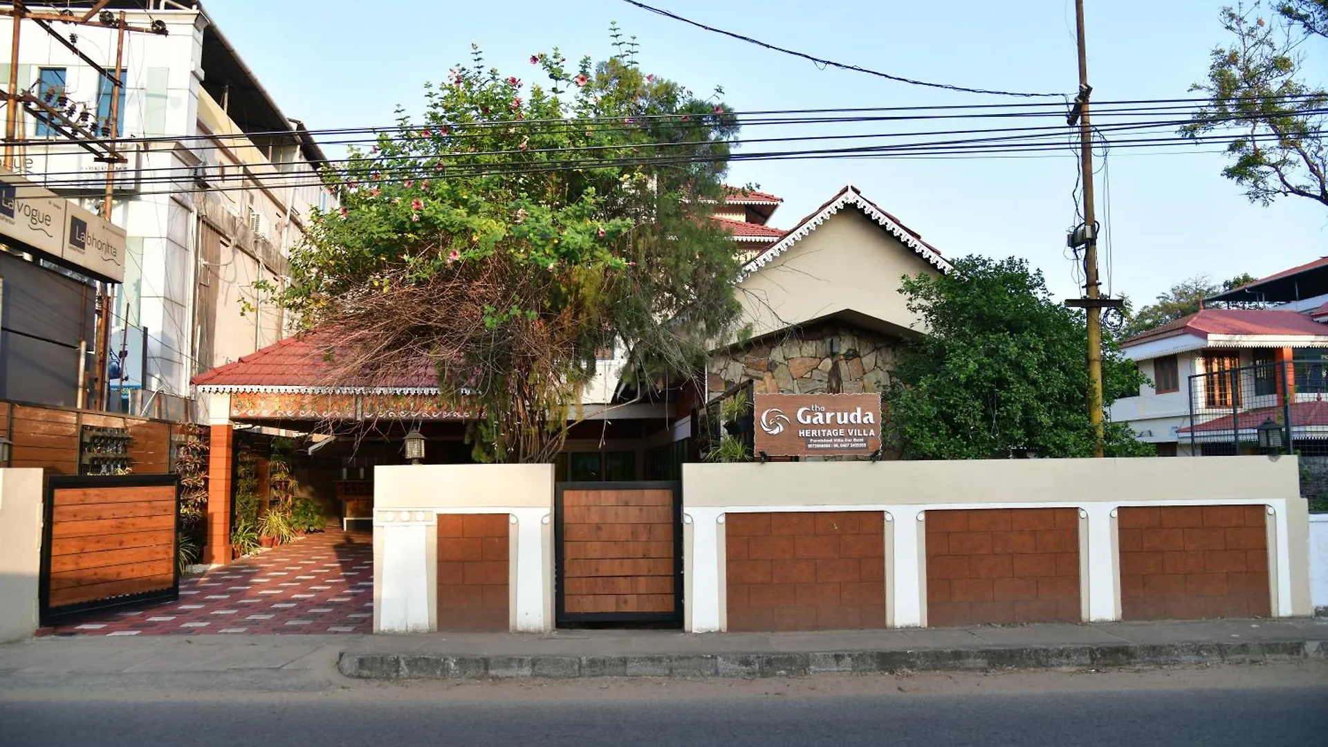 Garuda Luxury Bungalow의 연락처